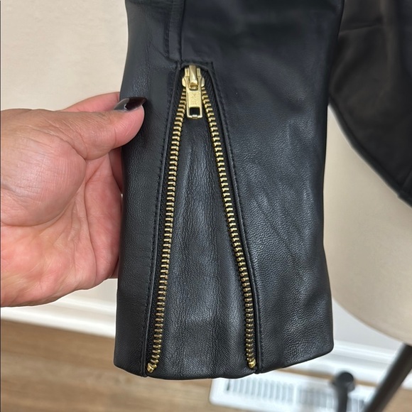 Black Leather Moto Jacket with Notched Lapel and Fitted Silhouette - Picture 6 of 9